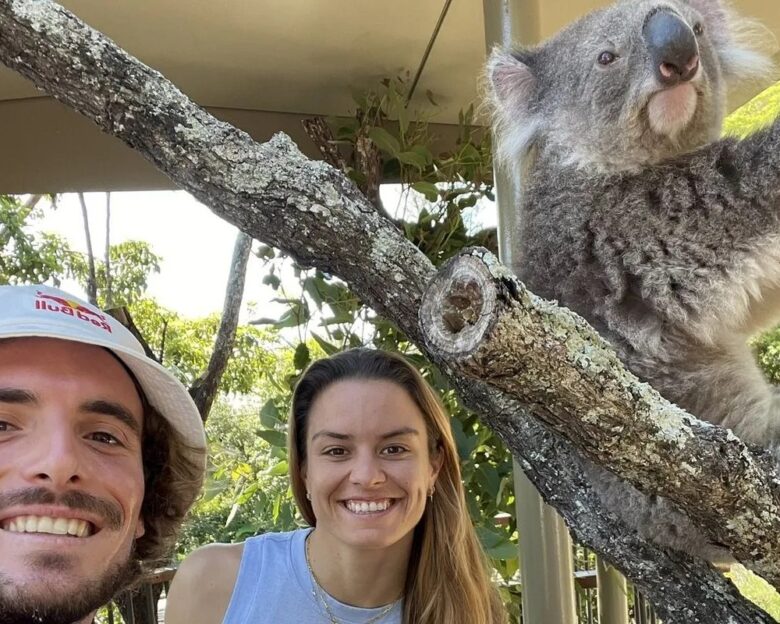 Στέφανος Τσιτσιπάς: Η επική φωτογραφία του Έλληνα τενίστα με τη Μαρία Σάκκαρη και ένα κοάλα