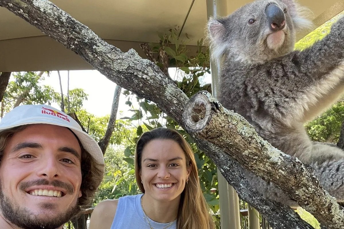 Στέφανος Τσιτσιπάς: Η επική φωτογραφία του Έλληνα τενίστα με τη Μαρία Σάκκαρη και ένα κοάλα