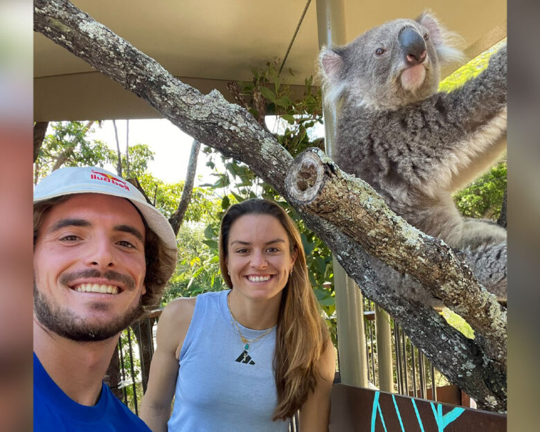 Στέφανος Τσιτσιπάς: Η επική φωτογραφία του Έλληνα τενίστα με τη Μαρία Σάκκαρη και ένα κοάλα