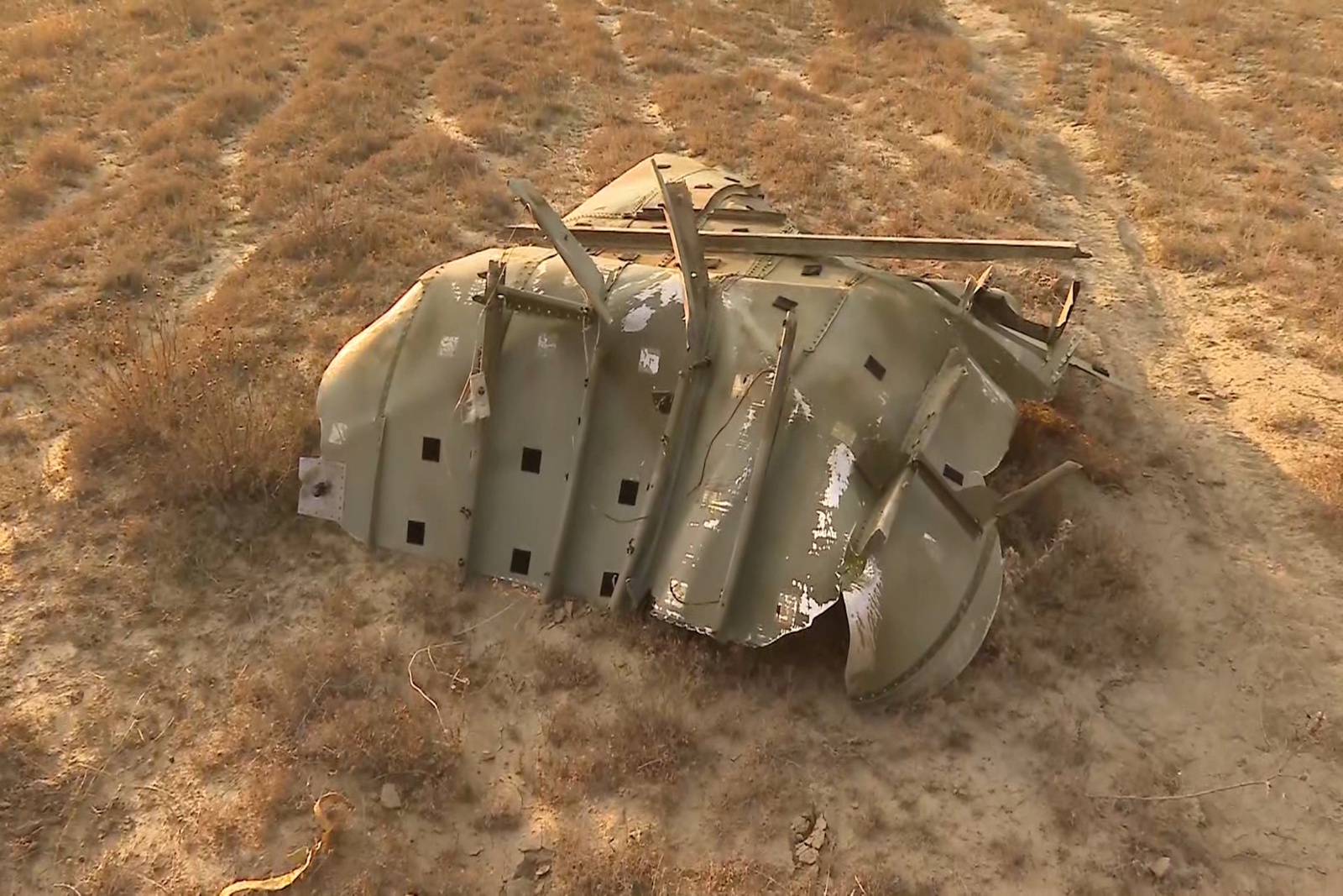 Κομμάτι από τα συντρίμμια της ατράκτου του τουρκικού C-130 που συνετρίβη στη Γεωργία