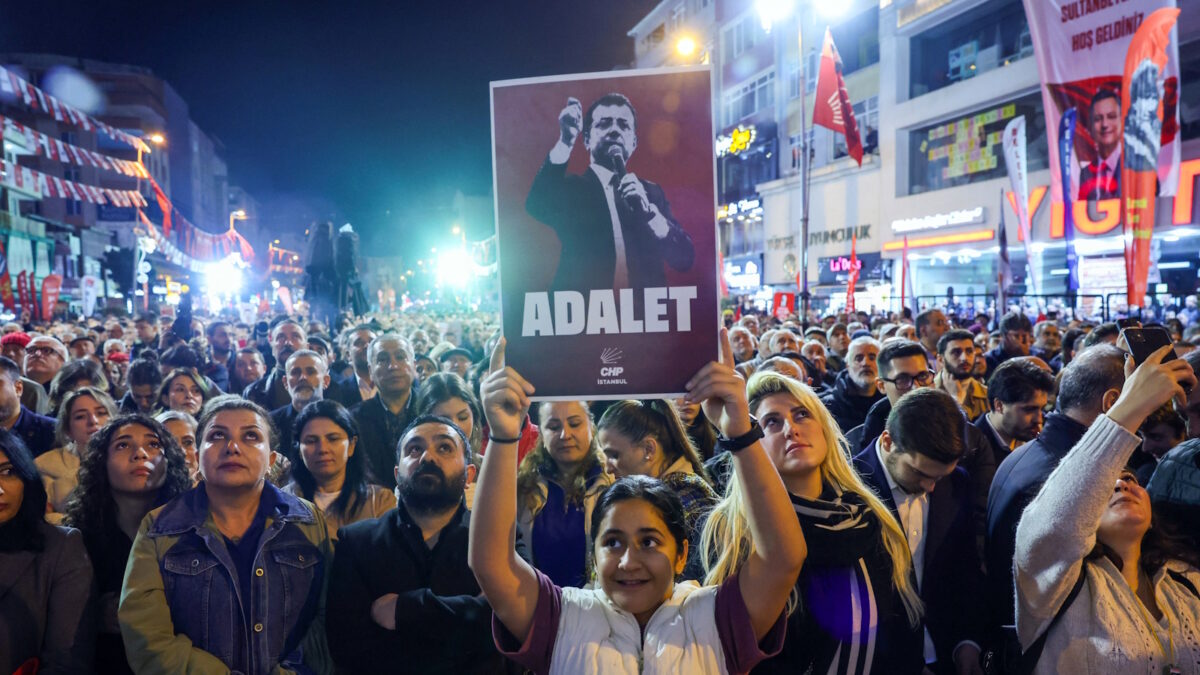 Υποστηρικτές του Εκρέμ Ιμάμογλου σε διαδήλωση στην Κωνσταντινούπολη