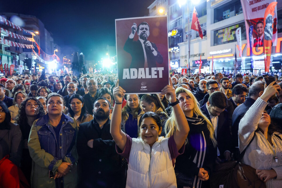 Υποστηρικτές του Εκρέμ Ιμάμογλου σε διαδήλωση στην Κωνσταντινούπολη