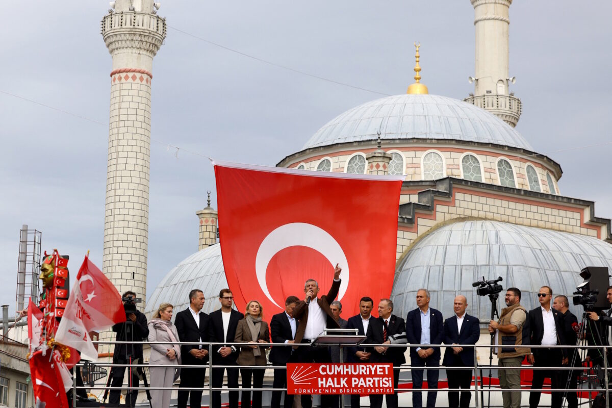 Ομιλία του ηγέτη της αξιωματικής αντιπολίτευσης Οζγκιούρ Οζέλ στην Κωνσταντινούπολη