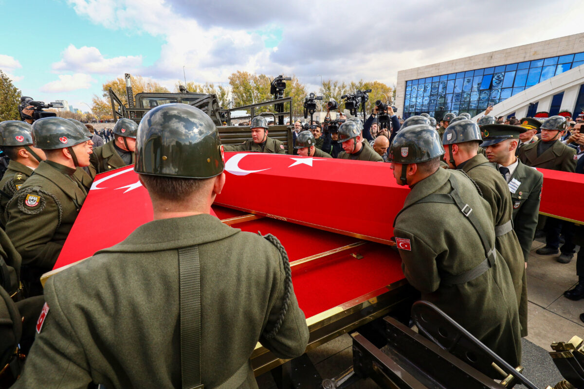 Τελετή για τους Τούρκους στρατιωτικούς που σκοτώθηκαν σε αεροπορικό δυστύχημα στην Γεωργία