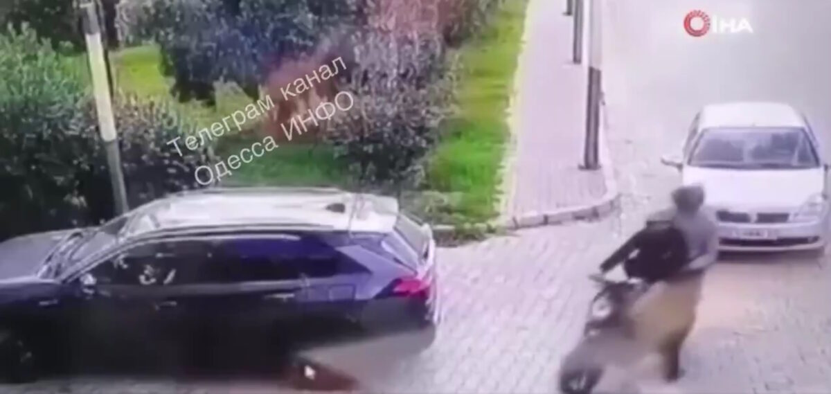 Στιγμιότυπο από το βίντεο που δείχνει τη στιγμή της επίθεσης