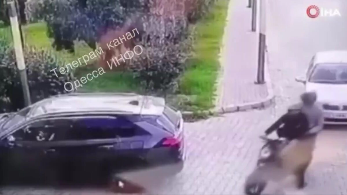 Στιγμιότυπο από το βίντεο που δείχνει τη στιγμή της επίθεσης