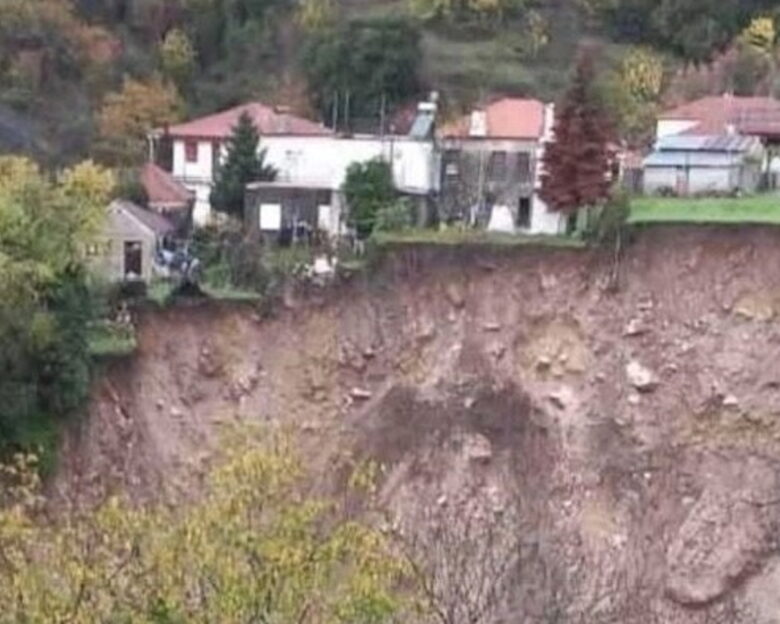 Καιρός: Μεγάλη κατολίσθηση στα Τζουμέρκα, σπίτια είναι έτοιμα να καταρρεύσουν