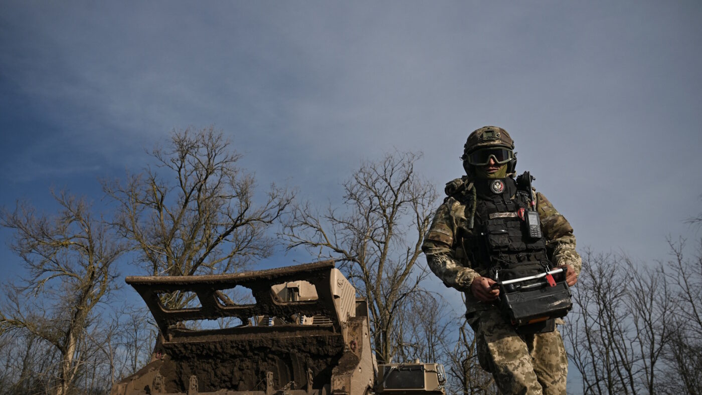 Ουκρανός στρατιώτης στο πεδίο της μάχης