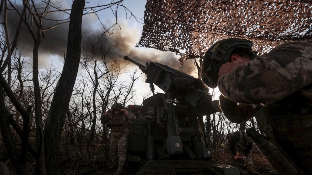 Ουκρανός στρατιώτης πυροβολικού στο πεδίο της μάχης