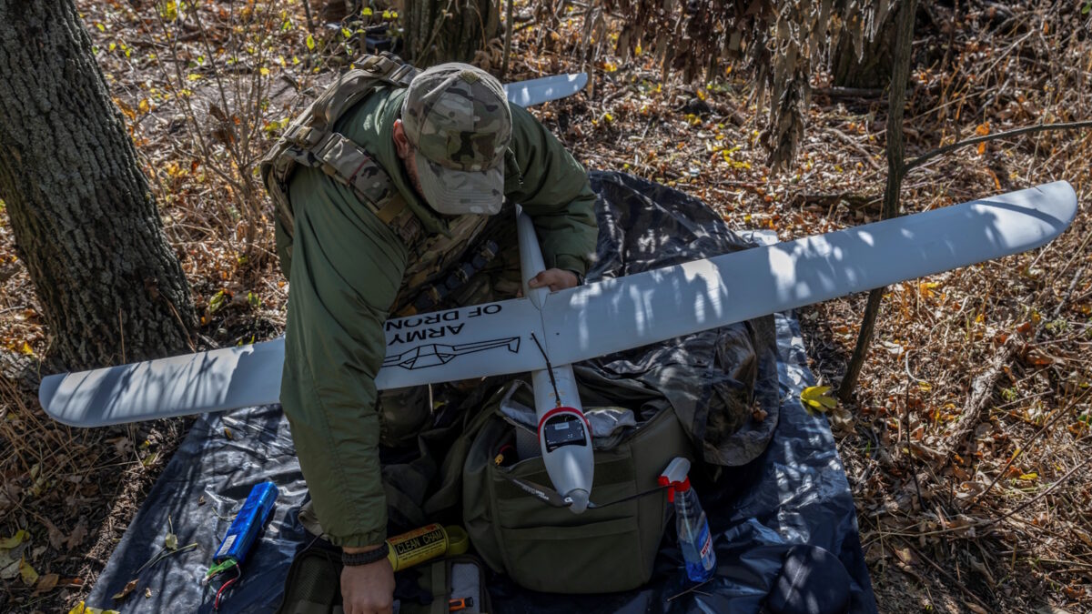 Ουκρανός στρατιώτης προετοιμάζει drone για εκτόξευση