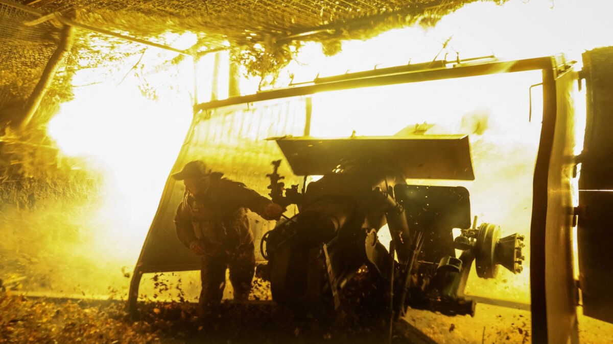 Ουκρανός στρατιώτης πυροβολικού στο πεδίο της μάχης