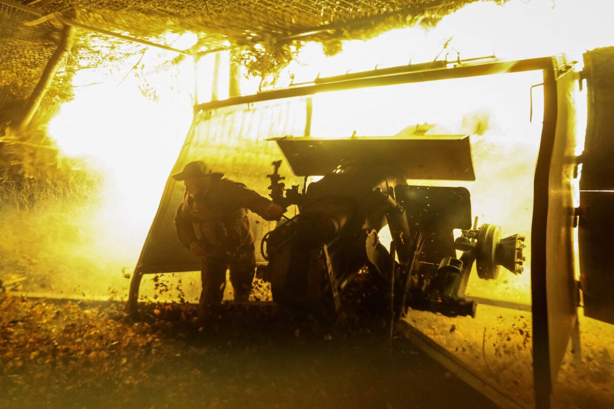 Ουκρανός στρατιώτης πυροβολικού στο πεδίο της μάχης