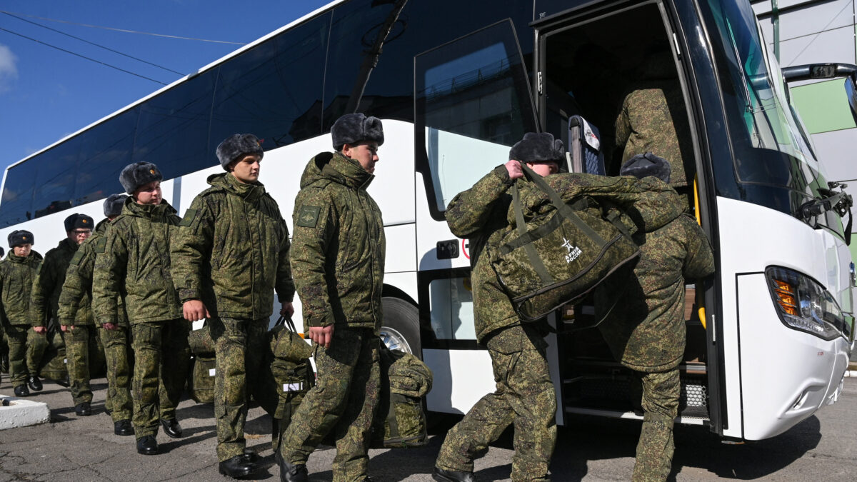 Ρώσοι στρατεύσιμοι αναχωρούν για τα στρατόπεδά τους