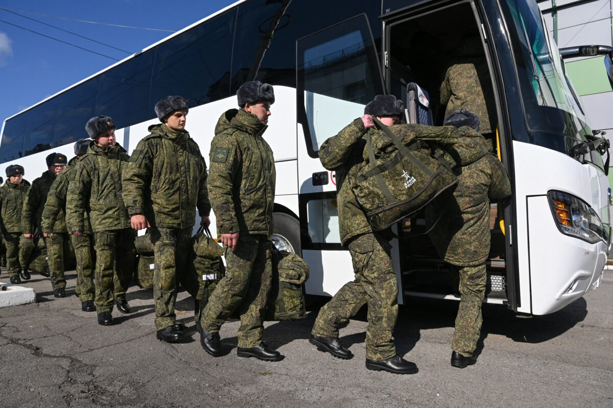 Ρώσοι στρατεύσιμοι αναχωρούν για τα στρατόπεδά τους