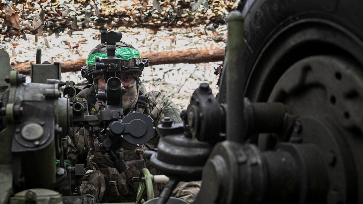 Ουκρανός στρατιώτης πυροβολικού στο μέτωπο