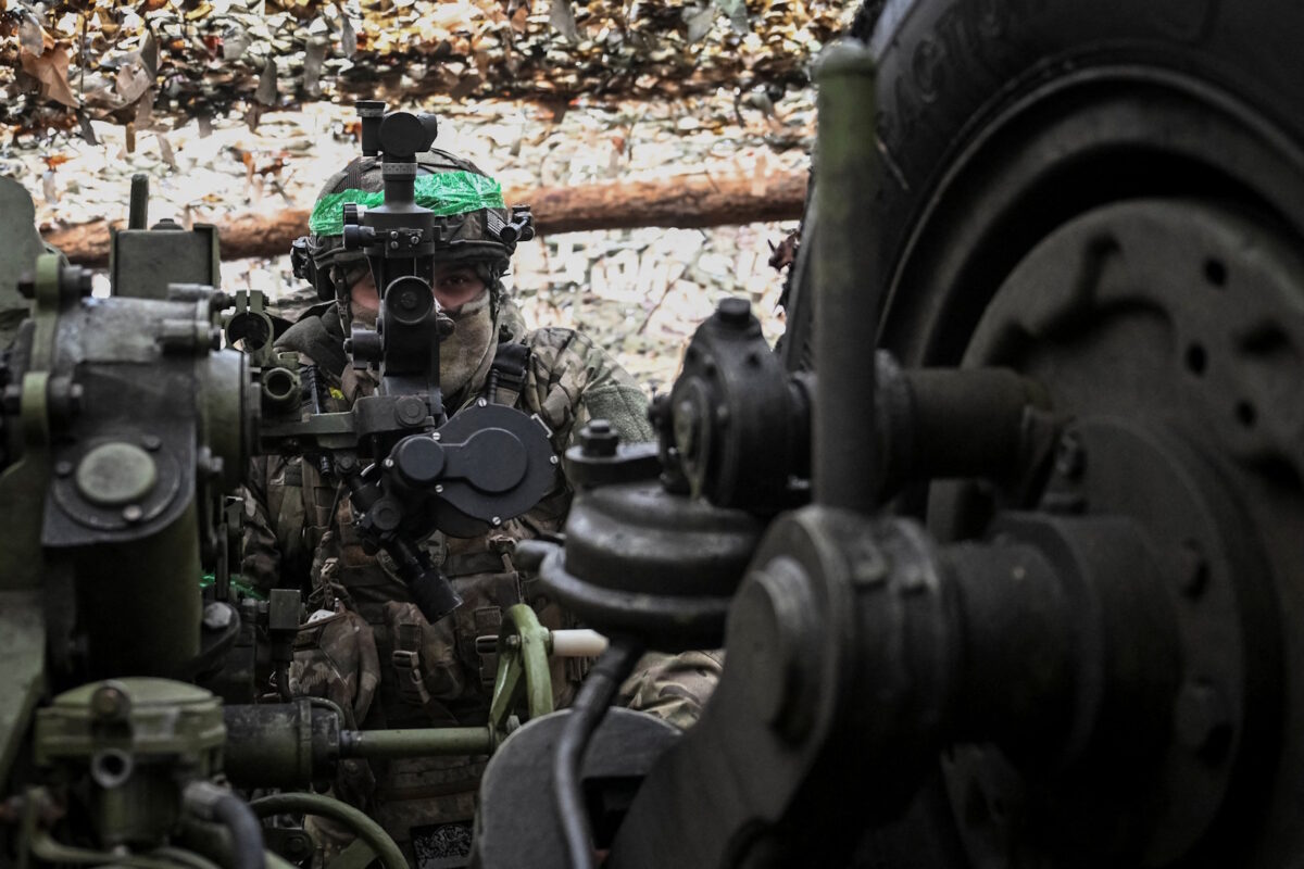 Ουκρανός στρατιώτης πυροβολικού στο μέτωπο