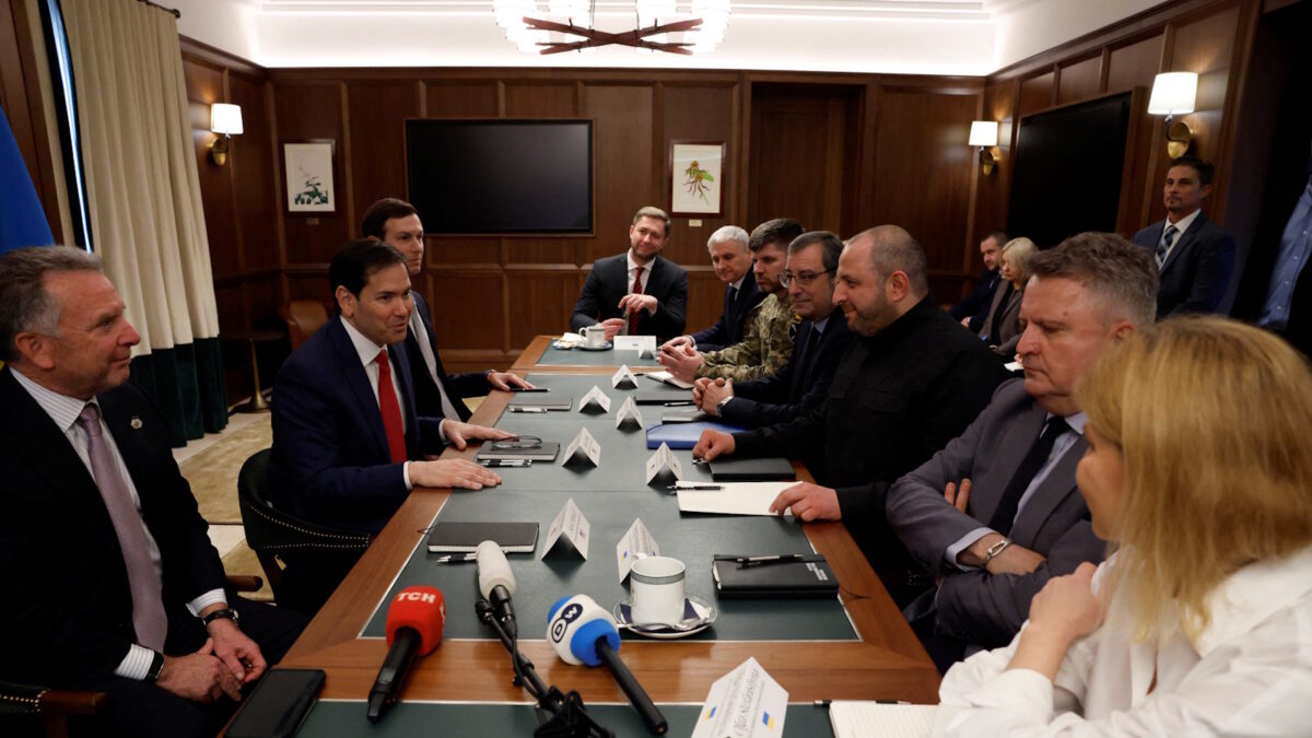 Ο υπουργός Εξωτερικών των ΗΠΑ Μάρκο Ρούμπιο στα αριστερά) συνομιλεί με τον Ρουστέμ Ουμέροφ, γραμματέα του Συμβουλίου Ασφάλειας της Ουκρανίας