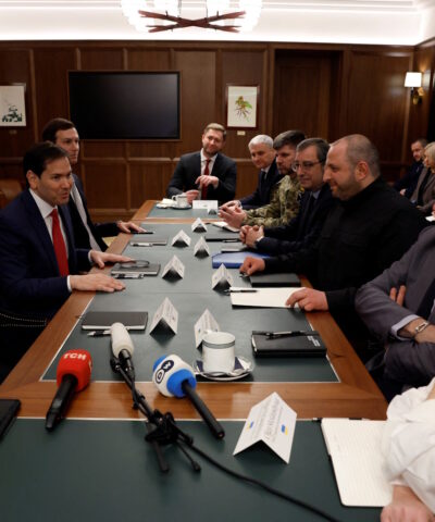 Ο υπουργός Εξωτερικών των ΗΠΑ Μάρκο Ρούμπιο στα αριστερά) συνομιλεί με τον Ρουστέμ Ουμέροφ, γραμματέα του Συμβουλίου Ασφάλειας της Ουκρανίας