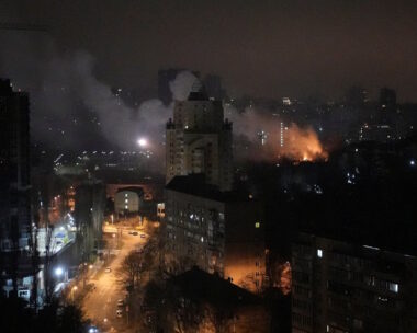 Κτίρια του Κιέβου καίγονται μετά από ρωσικές επιθέσεις με πυραύλους και drones