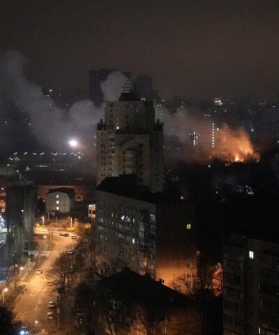 Κτίρια του Κιέβου καίγονται μετά από ρωσικές επιθέσεις με πυραύλους και drones