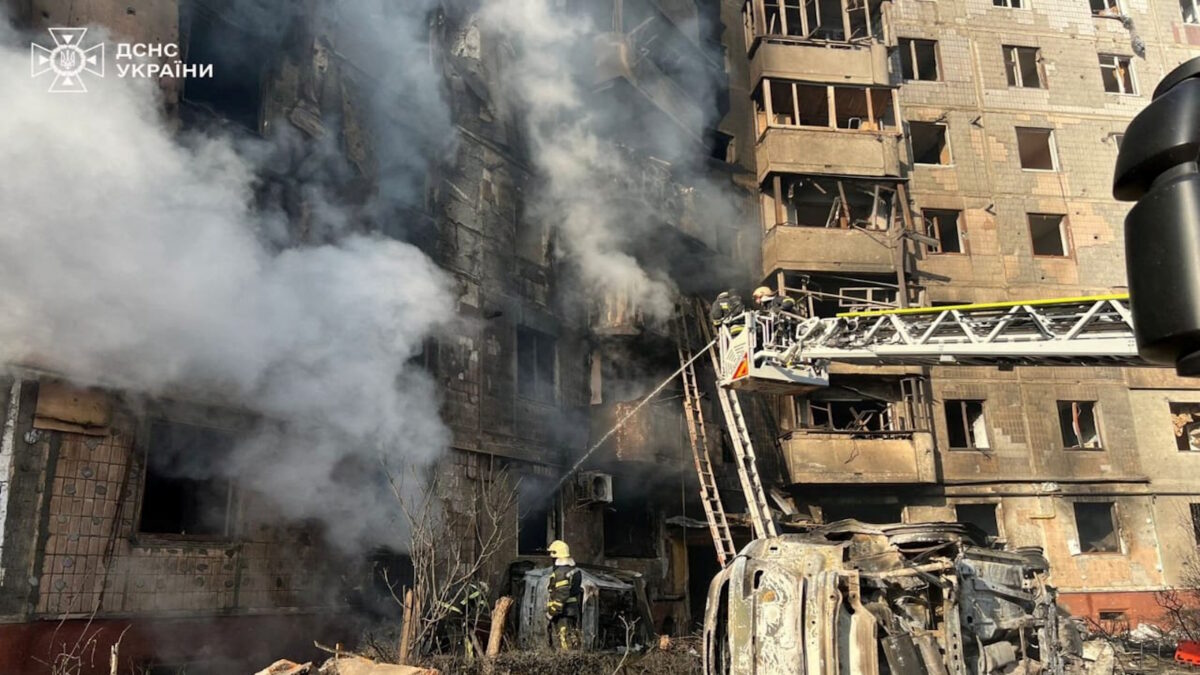 Καπνός από ρωσικό βομβαρδισμό στην ουκρανική πόλη Τερνόπιλ