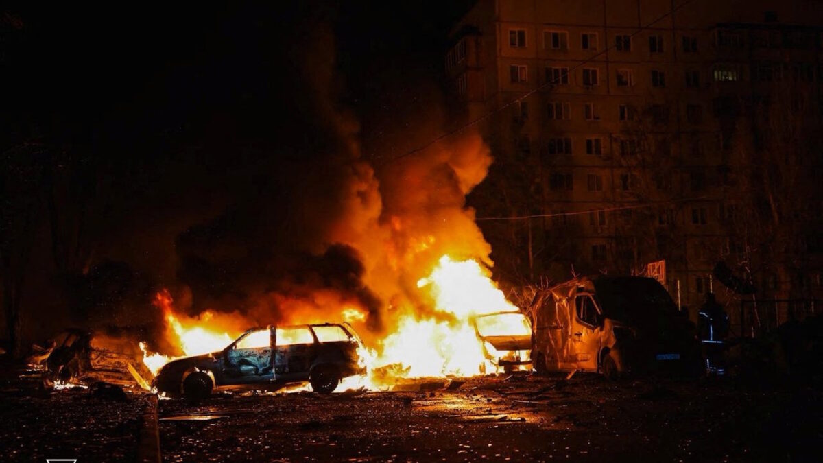 Οχήματα καίγονται κοντά σε πολυκατοικία που χτυπήθηκε από ρωσικό drone στο Χάρκοβο της Ουκρανίας