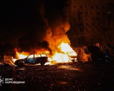 Οχήματα καίγονται κοντά σε πολυκατοικία που χτυπήθηκε από ρωσικό drone στο Χάρκοβο της Ουκρανίας