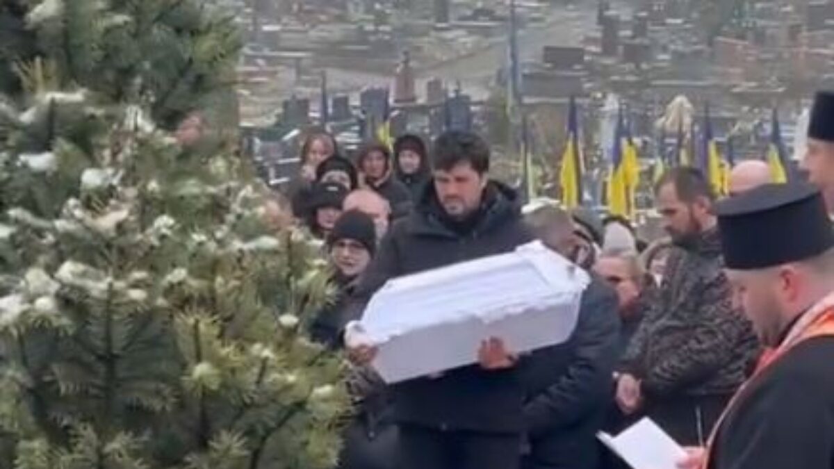 Ο πατέρας κρατά στα χέρια του το φέρετρο του παιδιού του