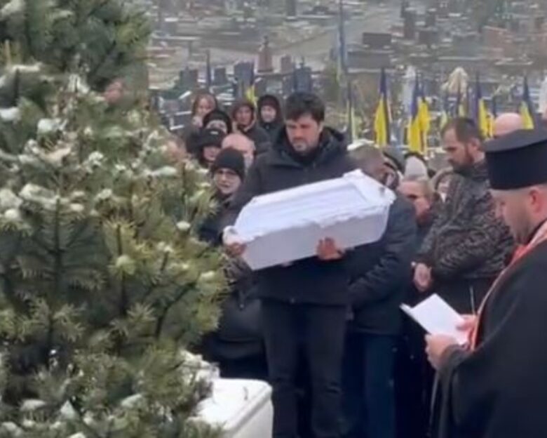 Πόλεμος στην Ουκρανία: Πατέρας νανουρίζει το νεκρό παιδί του που σκοτώθηκε με την γυναίκα του σε ρωσικούς βομβαρδισμούς στο Τερνοπίλ