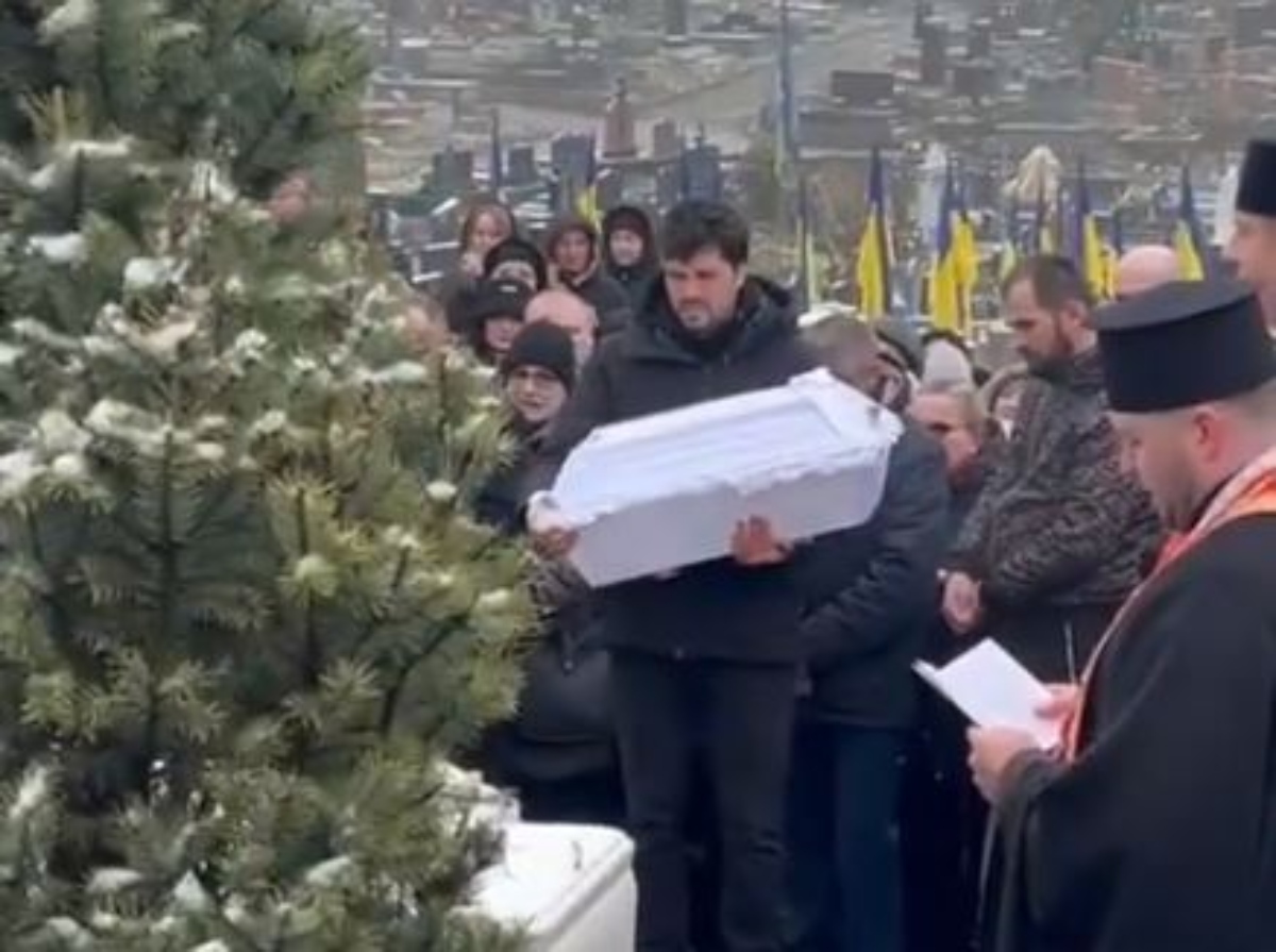 Ο πατέρας κρατά στα χέρια του το φέρετρο του παιδιού του