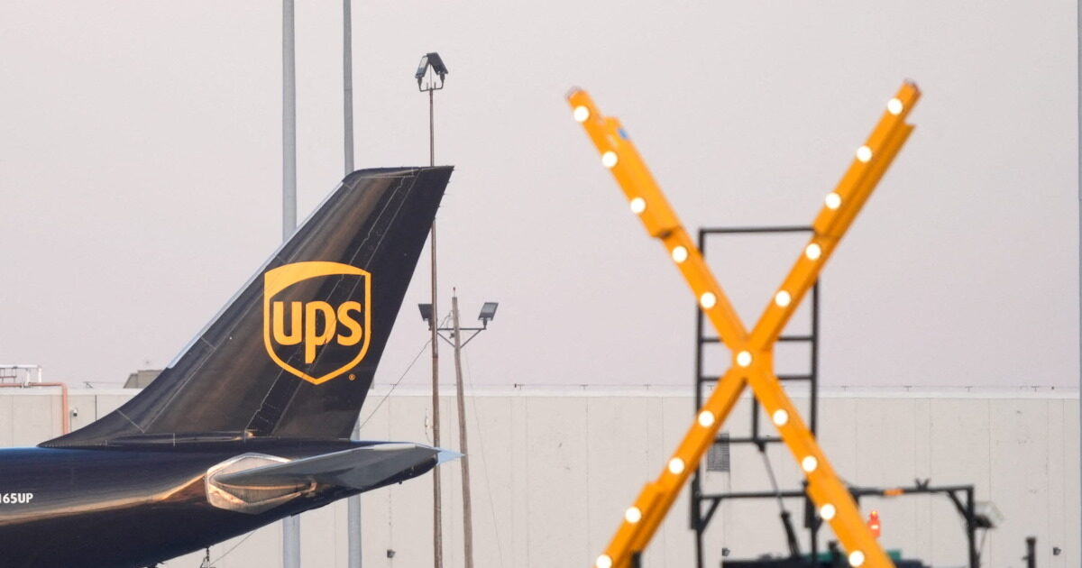 Kentucky: UPS and FedEx ground MD-11 planes after Louisville crash
