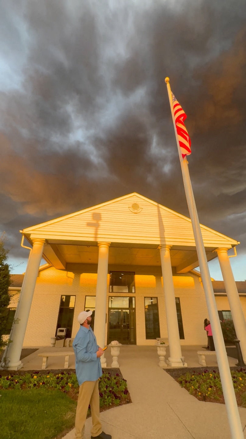 Άνδρας κοιτάζει στον ουρανό που γέμισε από πυκνούς καπνούς