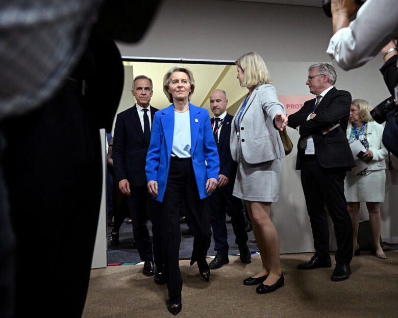 Φον ντερ Λάιεν «Η ΕΕ είναι ενωμένη στην υποστήριξη της Ουκρανίας» – Οι τρεις όροι για ειρηνευτική συμφωνία