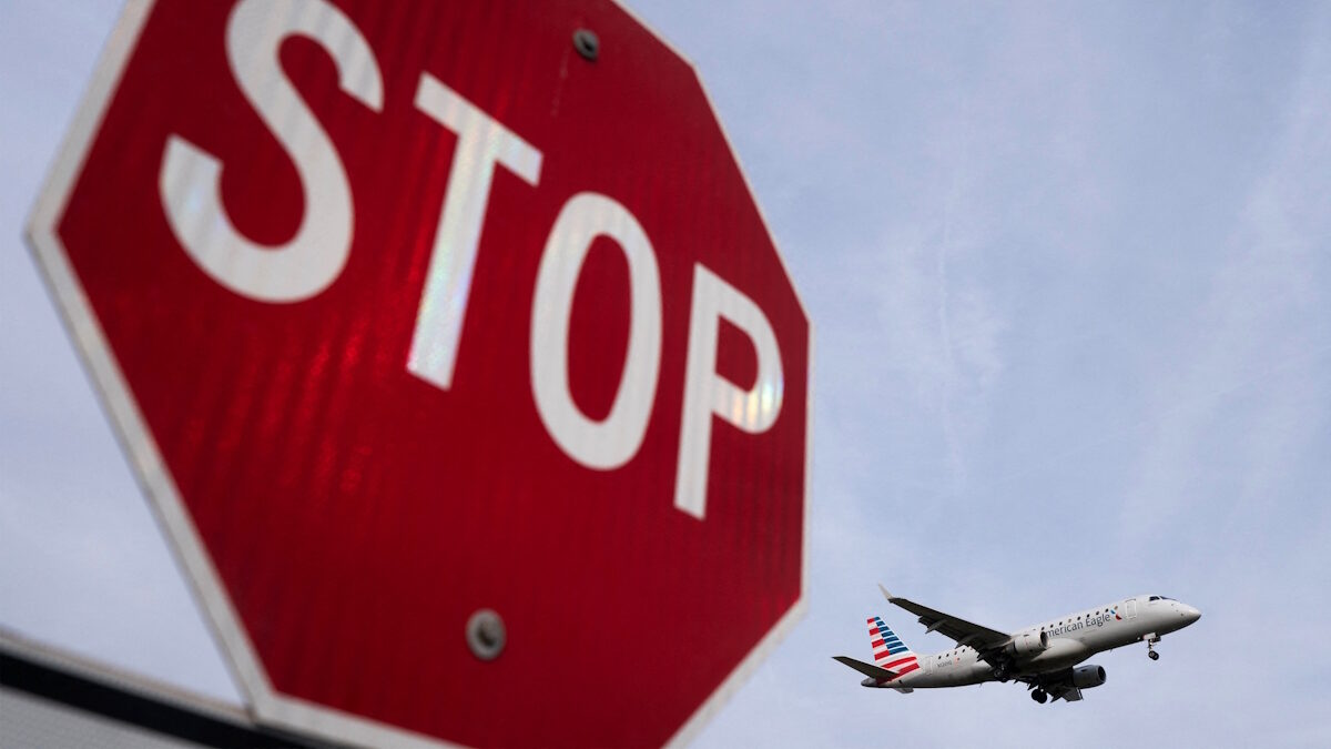 Μια πτήση της American Eagle προσγειώνεται στο Εθνικό Αεροδρόμιο Ρόναλντ Ρήγκαν της Ουάσινγκτον, ενώ η κυβέρνηση Τραμπ προειδοποιεί για επικείμενες περικοπές στις εμπορικές αεροπορικές πτήσεις
