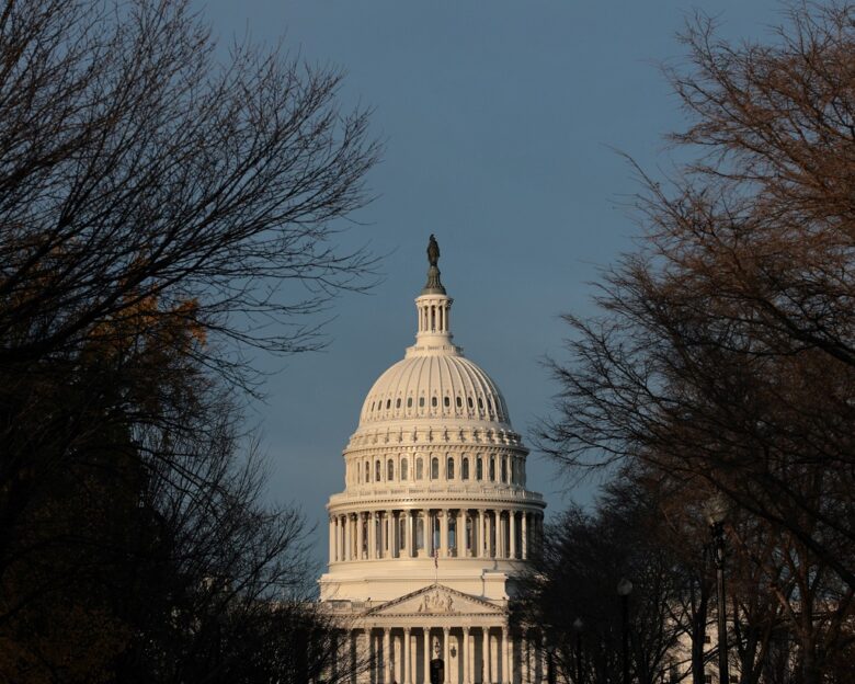 Ρεπουμπλικανοί και Δημοκρατικοί βουλευτές εναντιώνονται στο σχέδιο Τραμπ για την Ουκρανία: «Όχι άλλες παραχωρήσεις στον Πούτιν»
