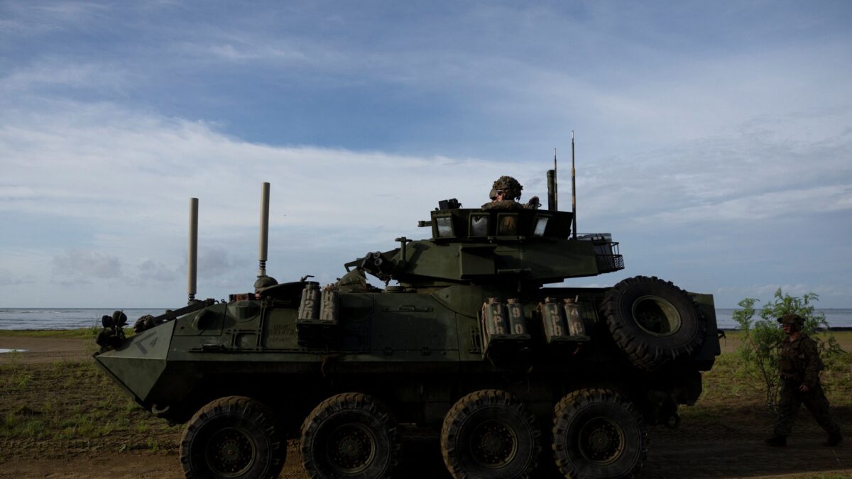 Πεζοναύτες επιβαίνουν σε θωρακισμένο όχημα