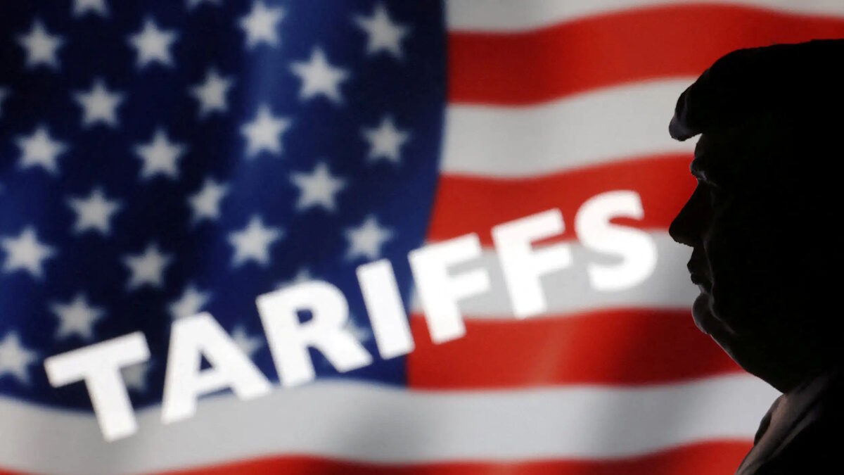 Η σημαία των ΗΠΑ και η λέξη "δασμοί"