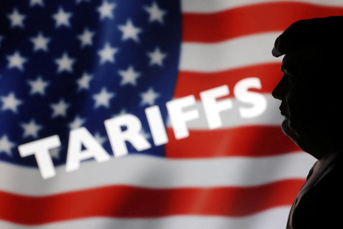 Η σημαία των ΗΠΑ και η λέξη "δασμοί"