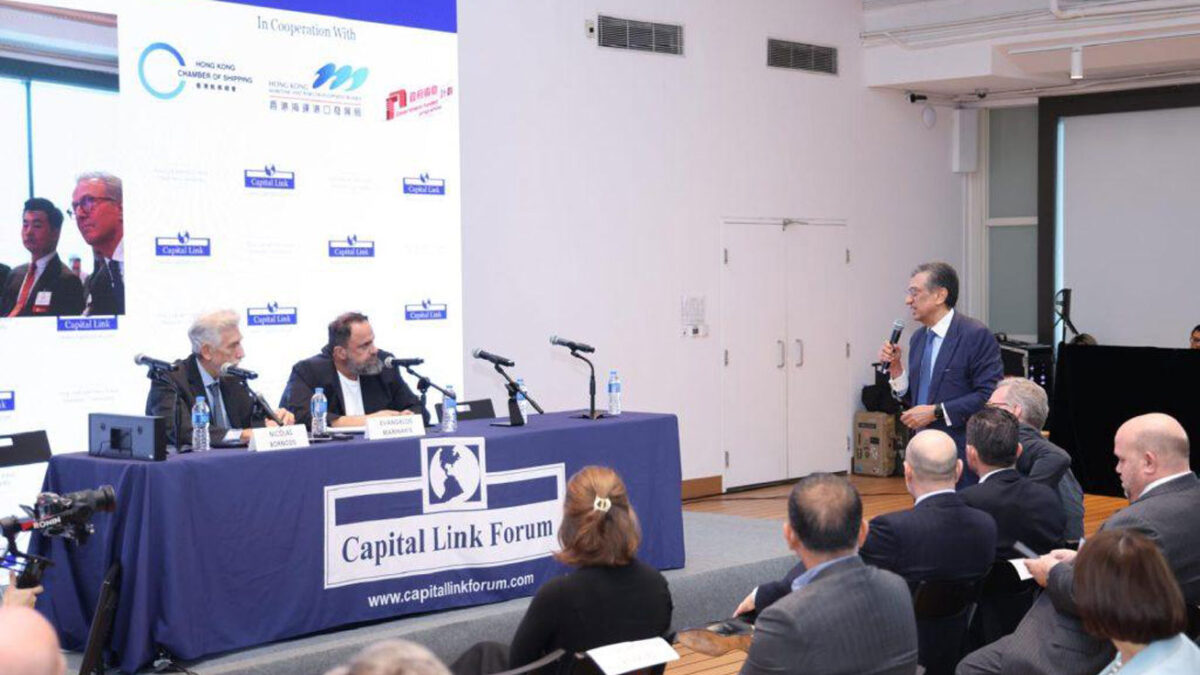 Ο Βαγγέλης Μαρινάκης, Πρόεδρος και Ιδρυτής της Capital Maritime & Trading Corp., και ο Νικόλας Μπορνώζης, Ιδρυτής της Capital Link, συζητούν με τον Anil Sharma, Ιδρυτή και Διευθύνοντα Σύμβουλο της GMS, στο Capital Link Forum κατά τη διάρκεια της Εβδομάδας Ναυτιλίας του Χονγκ Κονγκ