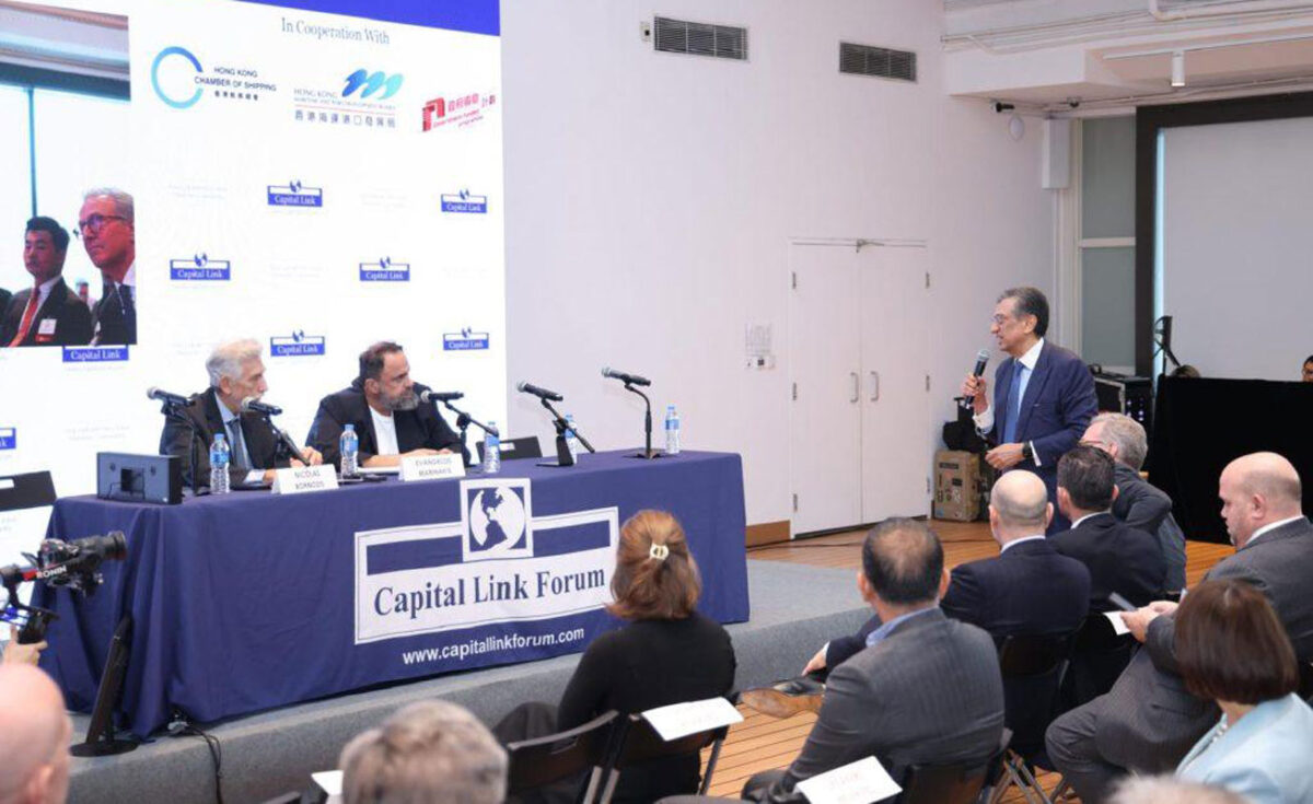 Ο Βαγγέλης Μαρινάκης, Πρόεδρος και Ιδρυτής της Capital Maritime & Trading Corp., και ο Νικόλας Μπορνώζης, Ιδρυτής της Capital Link, συζητούν με τον Anil Sharma, Ιδρυτή και Διευθύνοντα Σύμβουλο της GMS, στο Capital Link Forum κατά τη διάρκεια της Εβδομάδας Ναυτιλίας του Χονγκ Κονγκ