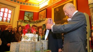 Ο βασιλιάς Κάρολος κόβει την τούρτα γενεθλίων του