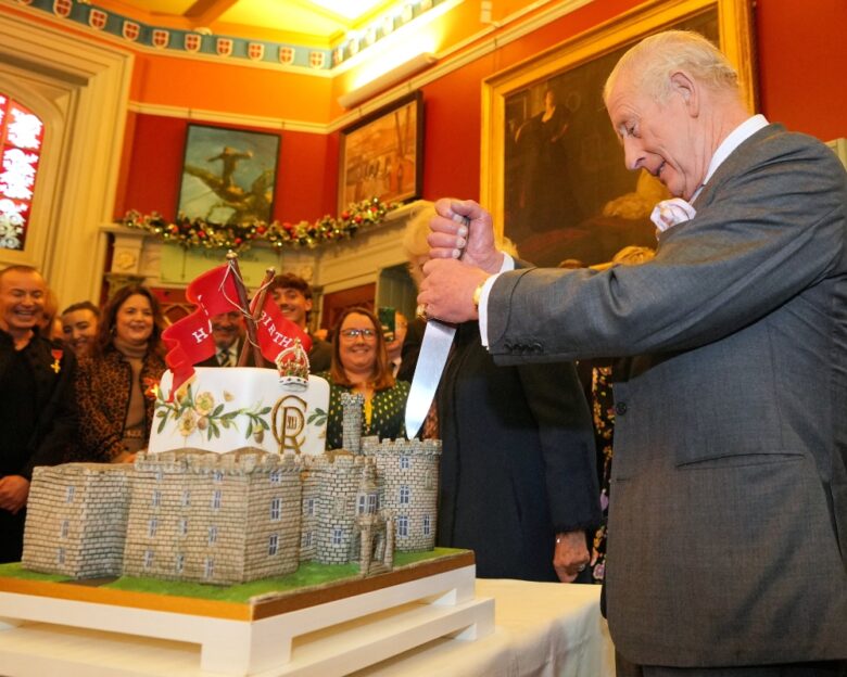 Γενέθλια για τον βασιλιά Κάρολο: Έκλεισε τα 77 του χρόνια στην Ουαλία με μία εντυπωσιακή τούρτα