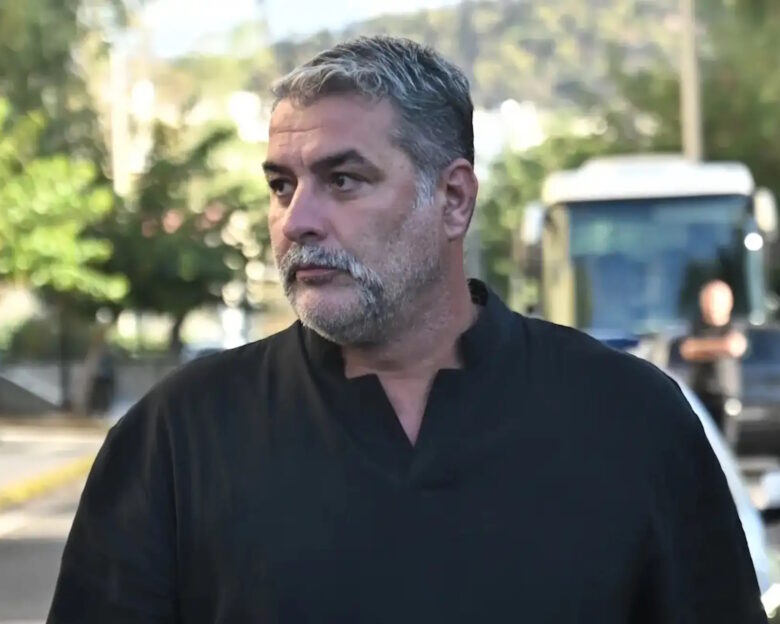 Βασίλης Μπισμπίκης: «Όλα καλά» απάντησε σε ερώτηση για το τροχαίο που είχε προκαλέσει στη Φιλοθέη