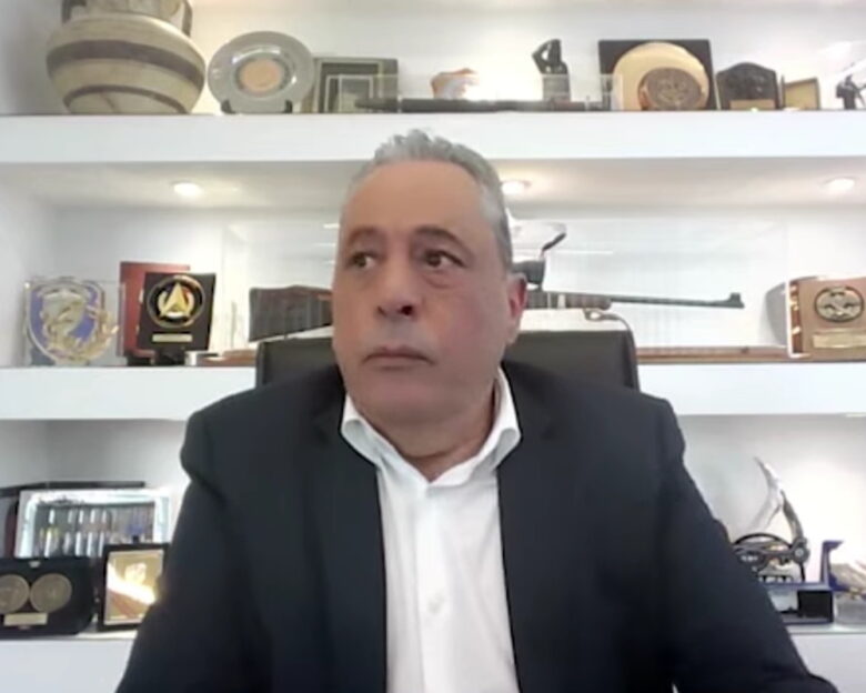 Σεισμός στην Κύπρο: Η στιγμή που ο υπουργός Άμυνας «τραντάχτηκε» από τη δόνηση των 5,3 Ρίχτερ – «Κουνάει ακόμη»