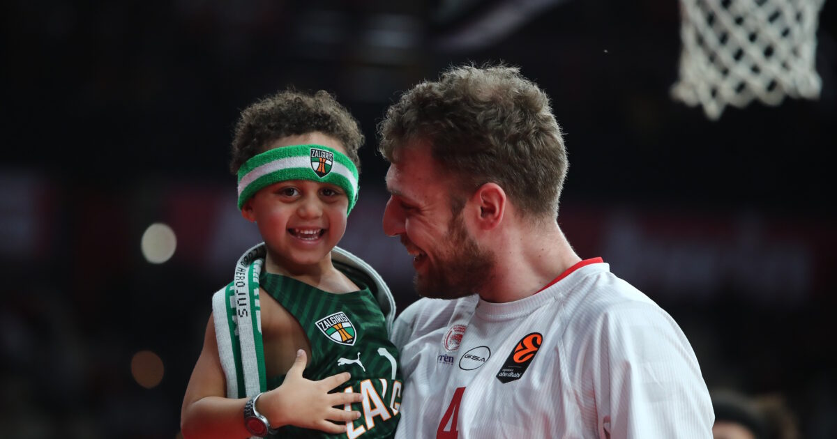 Olympiakos – Zalgiris: The players of the “red and white” embraced his son Gos in SEF