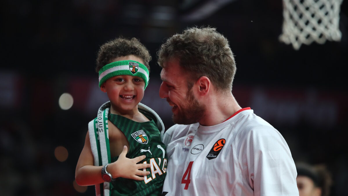 Ο γιος του Γκος στην αγκαλιά του Σάσα Βεζένκοφ