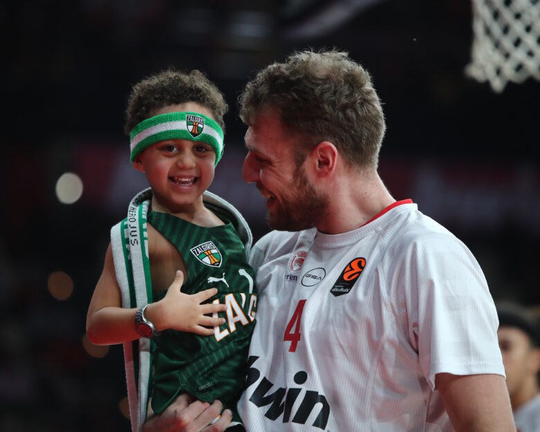 Oλυμπιακός – Ζαλγκίρις: Oι παίκτες των «ερυθρόλευκων» πήραν αγκαλιά τον γιο του Γκος στο ΣΕΦ