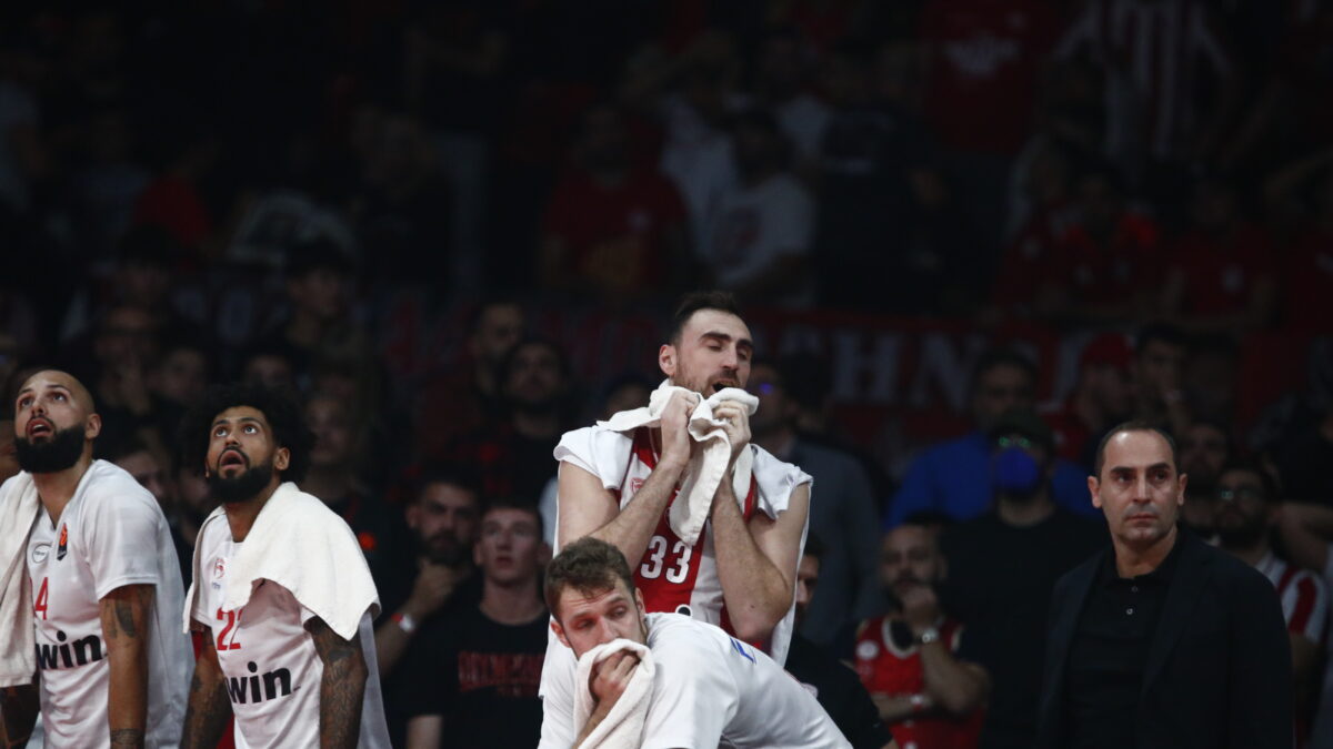 Ο πάγκος του Ολυμπιακού την ώρα του τραυματισμού του Έβανς (ΣΩΤΗΡΗΣ ΔΗΜΗΤΡΟΠΟΥΛΟΣ