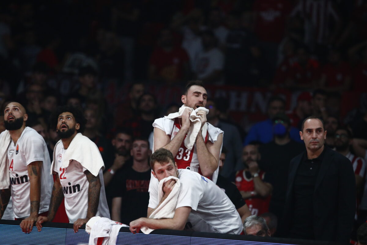 Ο πάγκος του Ολυμπιακού την ώρα του τραυματισμού του Έβανς (ΣΩΤΗΡΗΣ ΔΗΜΗΤΡΟΠΟΥΛΟΣ