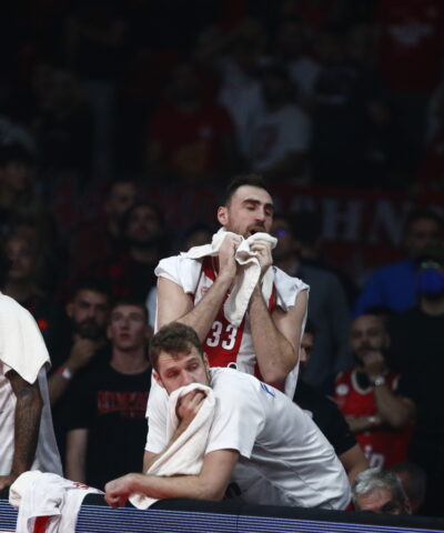 Ο πάγκος του Ολυμπιακού την ώρα του τραυματισμού του Έβανς (ΣΩΤΗΡΗΣ ΔΗΜΗΤΡΟΠΟΥΛΟΣ